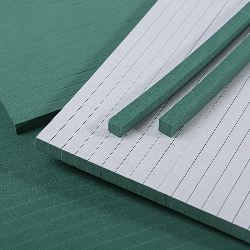 Ejection d'éponge en caoutchouc pour la fabrication et la coupe de la forme du carton pour assurer le papier lisse