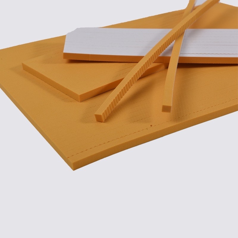 Ejection d'éponge en caoutchouc pour la fabrication et la coupe de la forme du carton pour assurer le papier lisse