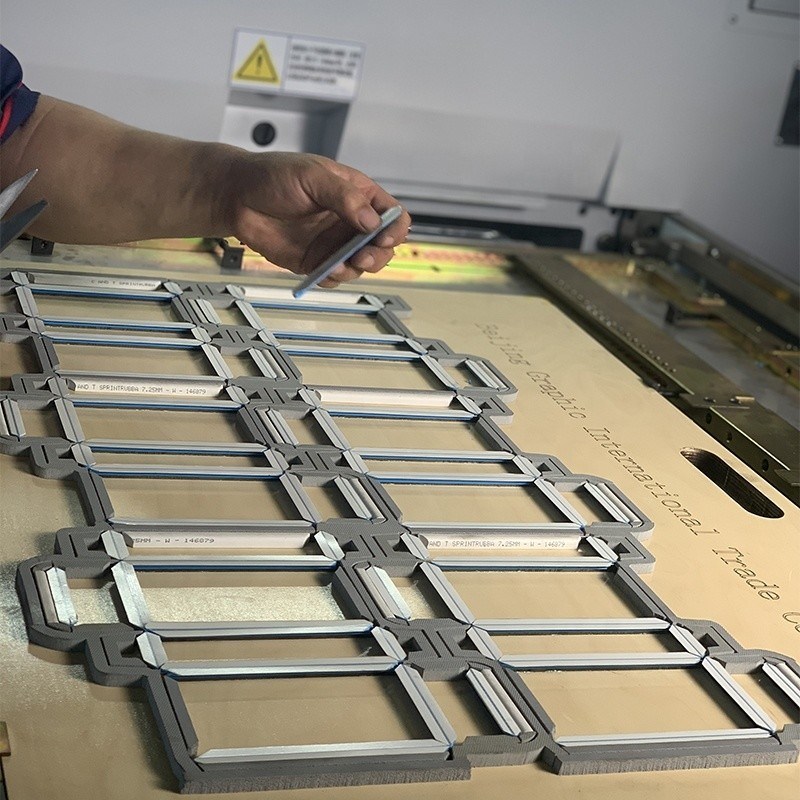 Découpe à la matrice en vrac par découpe sous pression pour la fabrication de cartons et de boîtes en papier ondulé