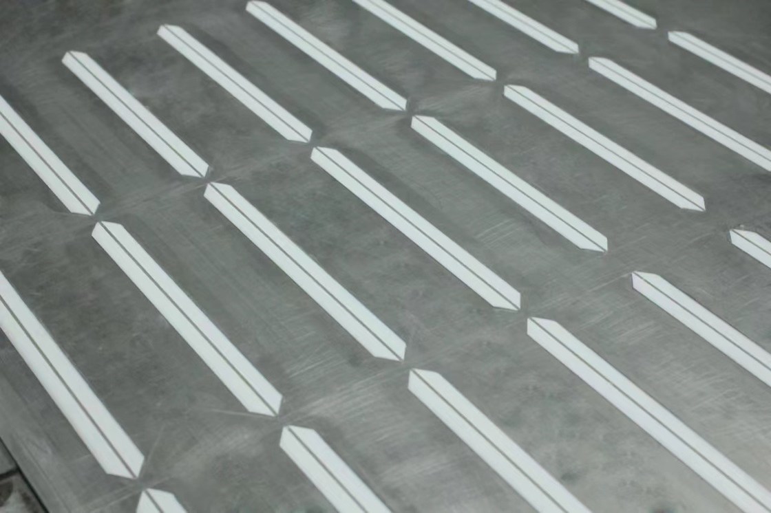 Fabrication de boîtes ondulées de matrice creuse avec plastique et largeur de canal de 1,4 mm